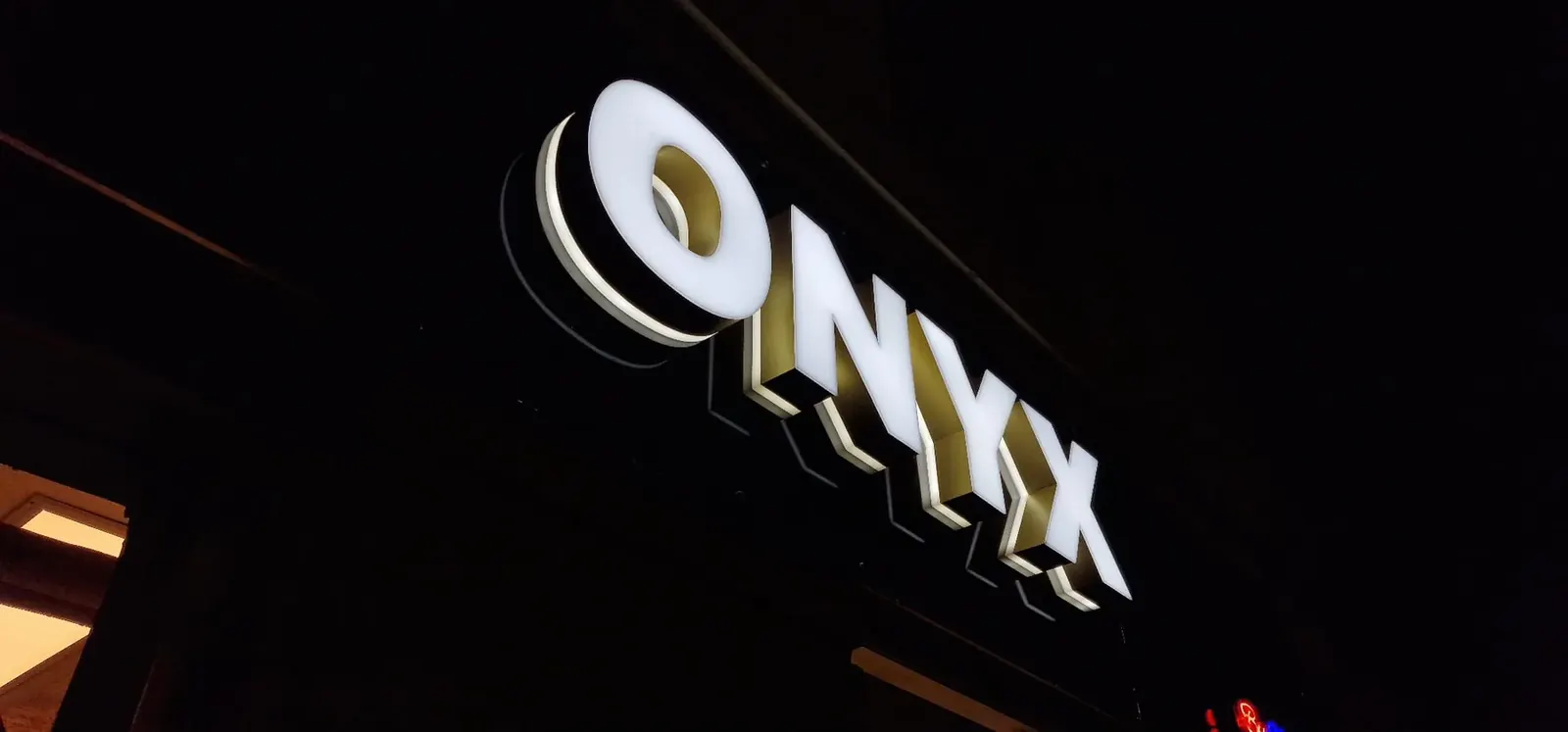 Onyx Barbershop LED facadeskilt om aftenen