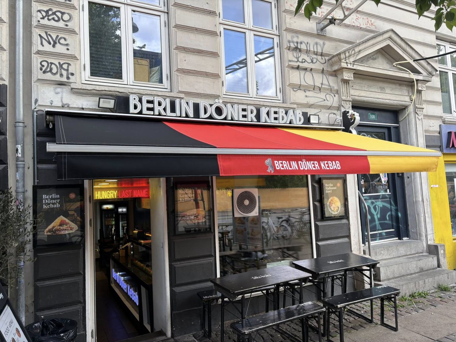 Erhvervsfacade med markise